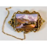 A yellow metal mounted porcelain plaque brooch 9g,
