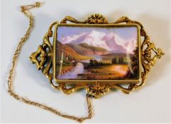 A yellow metal mounted porcelain plaque brooch 9g,