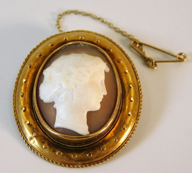 An antique yellow metal cameo brooch 8.6g