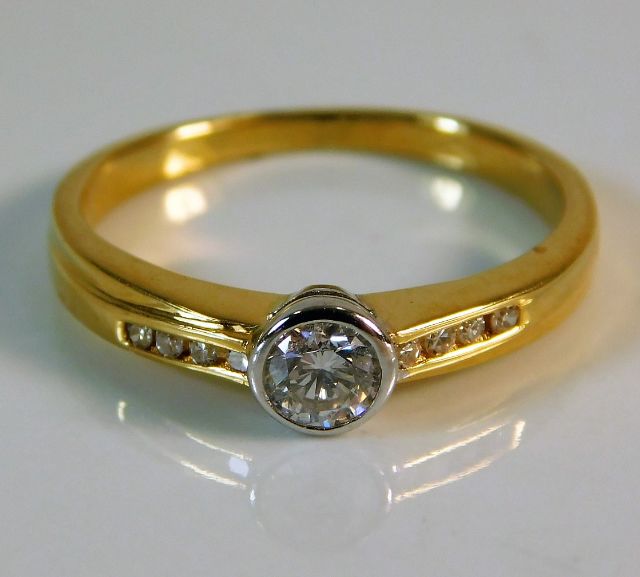An 18ct gold ring set with 0.25ct diamond 3g size