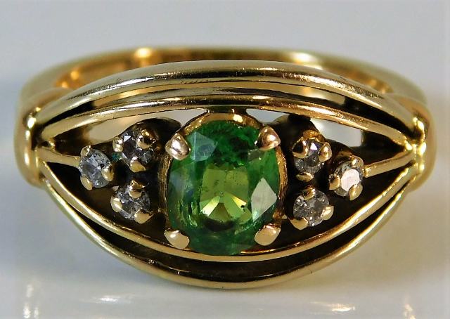 An 18ct gold ring set with tsavorite & diamond 5.6