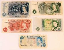 A UK five pound note, two UK one pound notes, a te