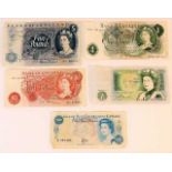 A UK five pound note, two UK one pound notes, a te