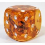 A large amber dice approx. 26g