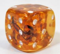 A large amber dice approx. 26g