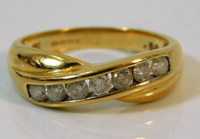 An 18ct gold ring set with approx. 0.5ct diamonds