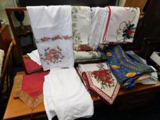 A quantity of mixed linen items & table cloths