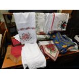 A quantity of mixed linen items & table cloths