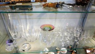 A quantity of mixed glassware including an art gla