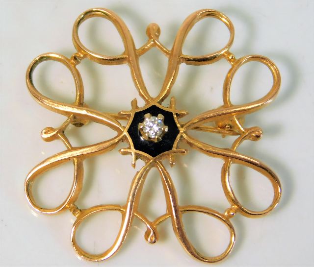 A 9ct gold brooch set with small diamond 2.5g