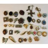 A quantity vintage brooches
