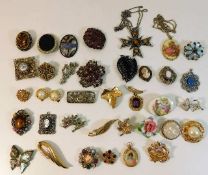 A quantity vintage brooches