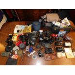 A quantity of mixed vintage cameras, camera equipment & related items