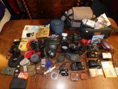 A quantity of mixed vintage cameras, camera equipment & related items