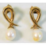 A pair of 9ct gold earrings with cultured pearls 2