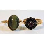 A 19thC. yellow metal ring set with chrysoberyl, s