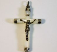 A silver & mother of pearl crucifix 3.9g