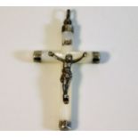 A silver & mother of pearl crucifix 3.9g