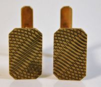 A pair of 9ct gold cufflinks with machined decor 5