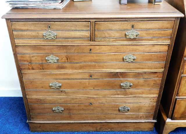 An Edwardian mahogany chest of five drawers 39in w