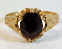 A 9ct gold garnet ring size S/T 2.8g