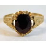 A 9ct gold garnet ring size S/T 2.8g