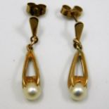 A pair of 9ct gold drop earrings set with cultured