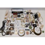 A quantity of mixed costume jewellery items