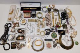 A quantity of mixed costume jewellery items