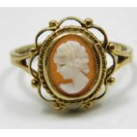 A 9ct gold ring set with cameo size T 3.4g