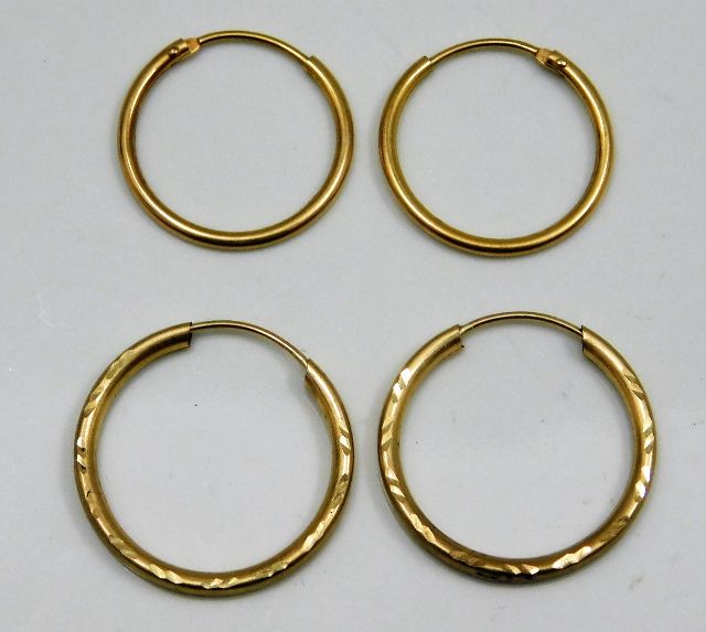 Two pairs of 9ct gold hoop earrings 1.7g, larger p