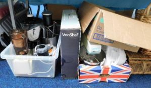 A quantity of mixed kitchen electrical items including a Kenwood mixer, a Smoothie maker & a Von She