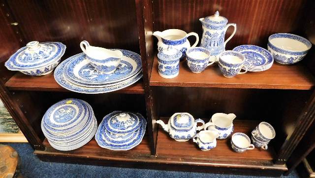 A quantity of blue & white Willow transferware din