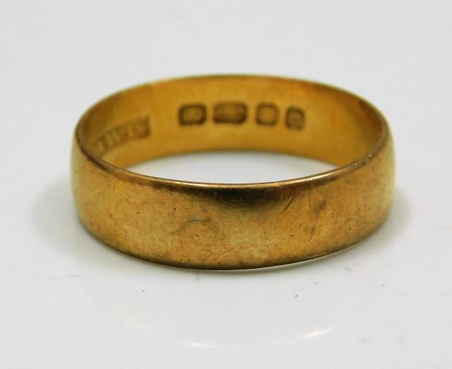 A 22ct gold band size R/S 4.5g