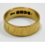 An 18ct gold band size S/T 6.8g