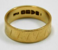 An 18ct gold band size S/T 6.8g