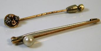 A 9ct gold bar brooch set with cultured pearl twin