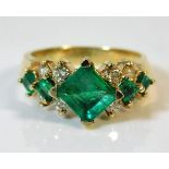 A 14ct gold ring set with emerald & diamond 6.3g s