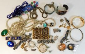 A quantity of mixed costume jewellery