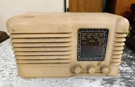 A cream bakelite style radio a/f