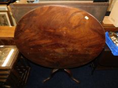 An 18thC. mahogany tilt top table 32.5in diameter