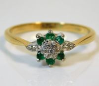 An 18ct gold ring set with diamond & emerald 3.9g