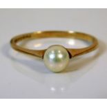 A 9ct gold ring set with cultured pearl 1.5g size