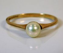 A 9ct gold ring set with cultured pearl 1.5g size