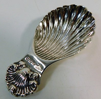 A decorative silver caddy spoon 21.4g