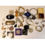 A quantity of costume jewellery including a small