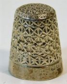 A Charles Horner Chester silver thimble 4.7g