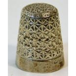 A Charles Horner Chester silver thimble 4.7g