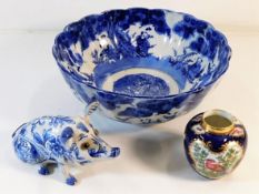 A c.1900 Chinese blue & white bowl (chip to rim) 9