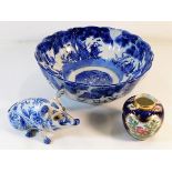 A c.1900 Chinese blue & white bowl (chip to rim) 9